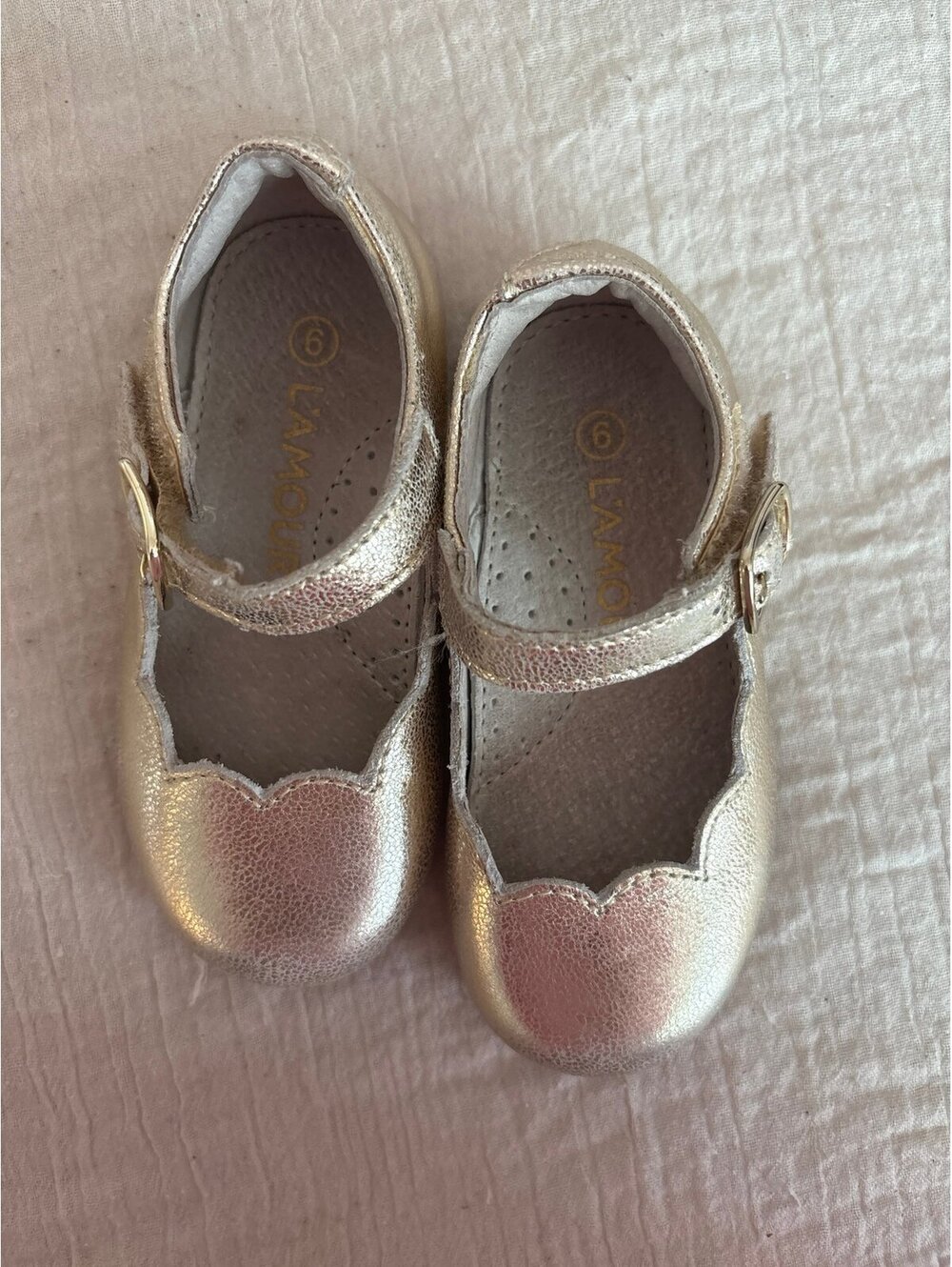 Lamour girls gold shoes 6c - Picture 2 of 7